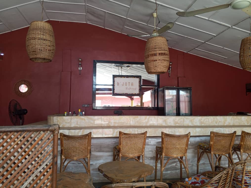 Emplacement pour  Restaurant a Cotonou Aibatin