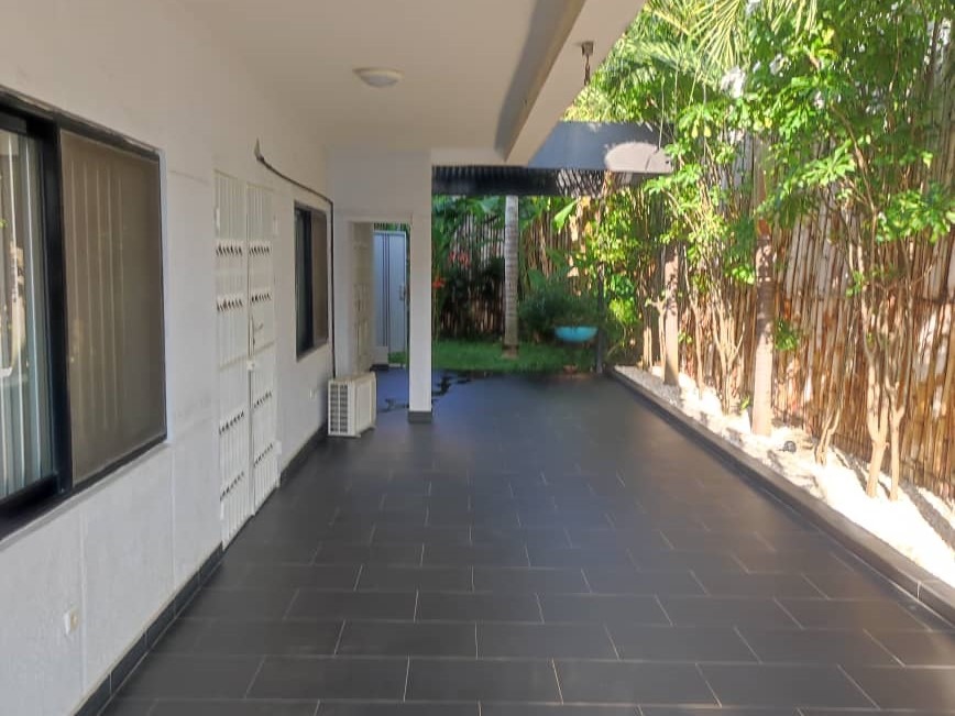 Villa Spacieuse avec Piscine à Cotonou  Zone des Cocotiers