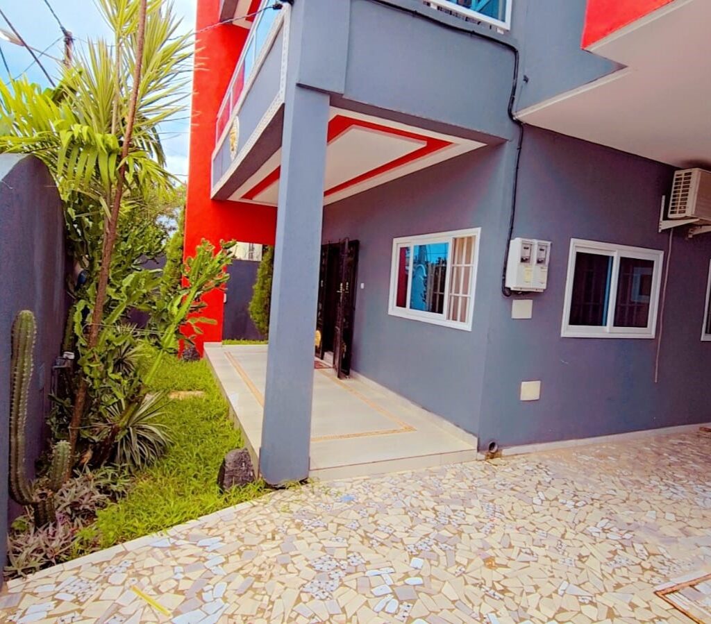 VILLA duplex meublée a Fidjrossé