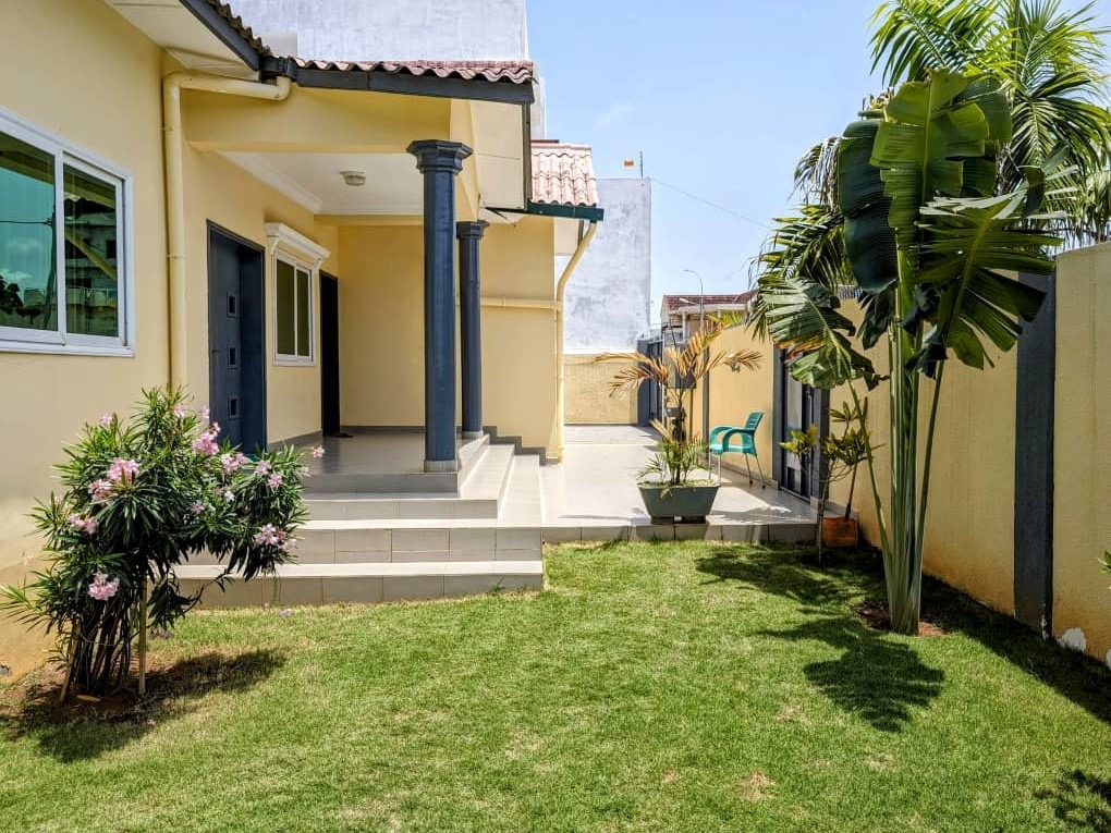 VILLA MEUBLÉE AVEC GRAND JARDIN ET GROUPE ÉLECTROGÈNE (2)