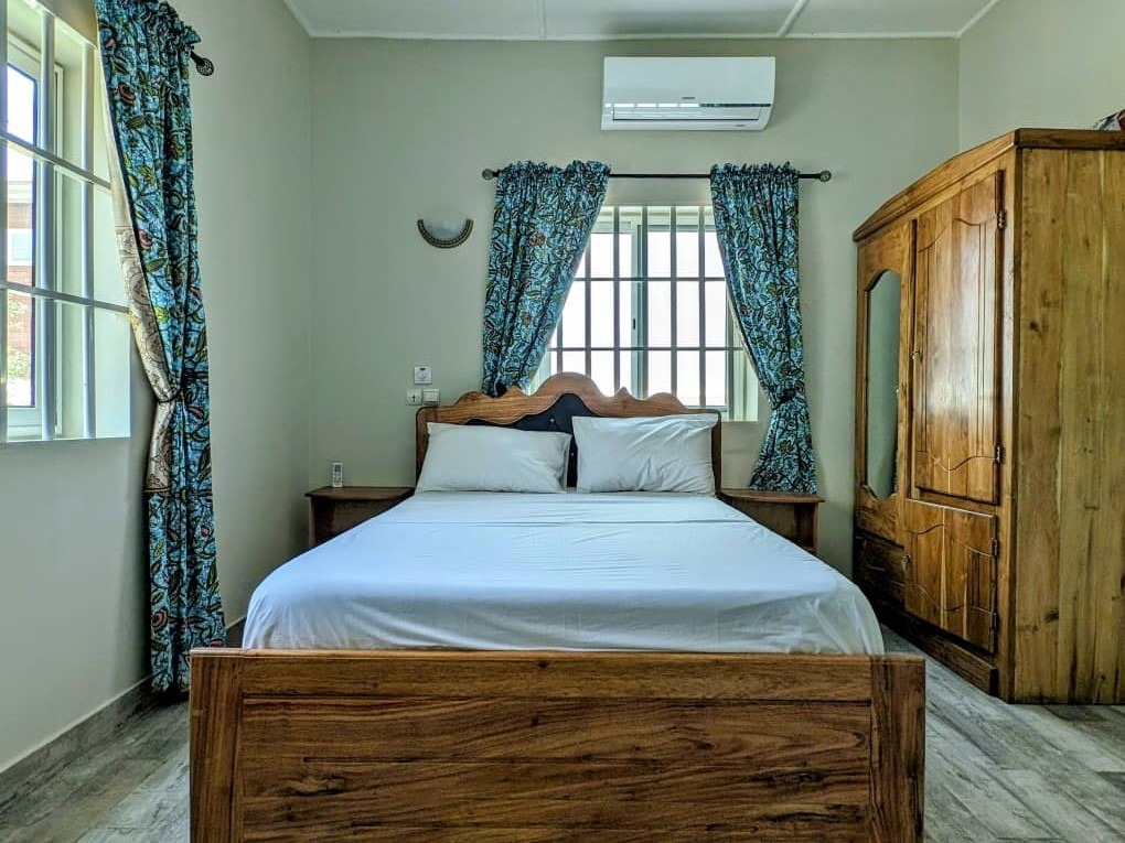 VILLA MEUBLÉE AVEC GRAND JARDIN ET GROUPE ÉLECTROGÈNE