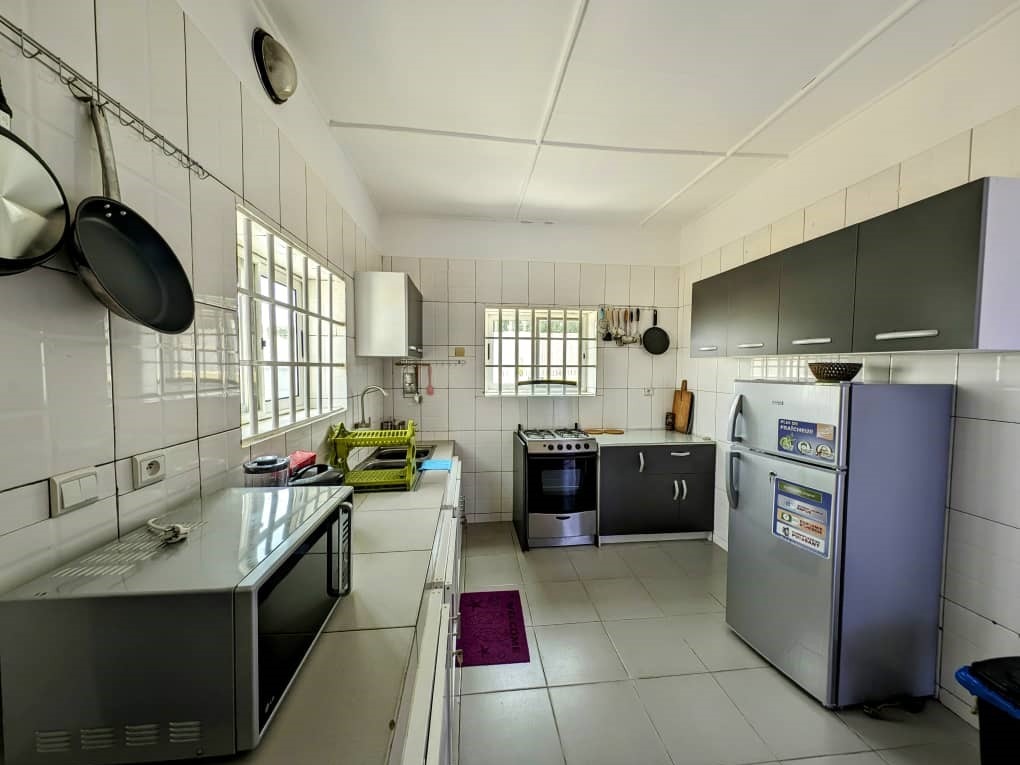 VILLA MEUBLÉE AVEC GRAND JARDIN ET GROUPE ÉLECTROGÈNE06