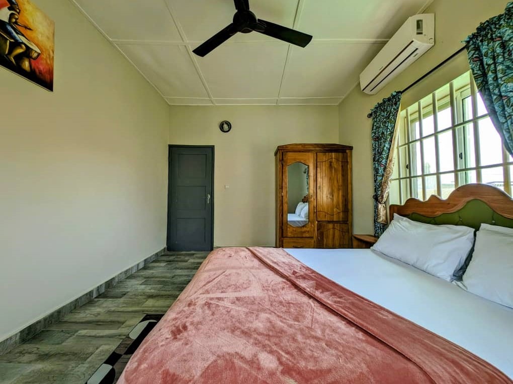 VILLA MEUBLÉE AVEC GRAND JARDIN ET GROUPE ÉLECTROGÈNE08