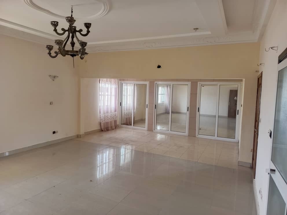 Villa Haut Standing avec Piscine, Gazon et Jardin – Akpakpa CEN SAD