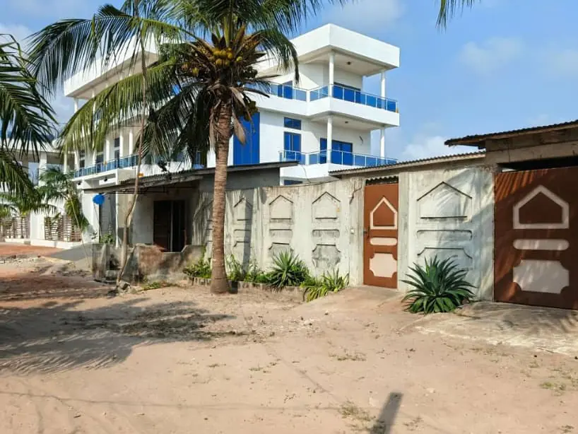 Maison Spacieuse de 423 m² à Togbin Daho – En Bordure de Voie